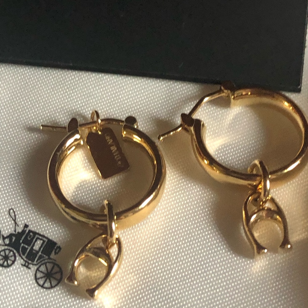 💋 Gold coach hoop earring with dangle - Picture 4 of 6